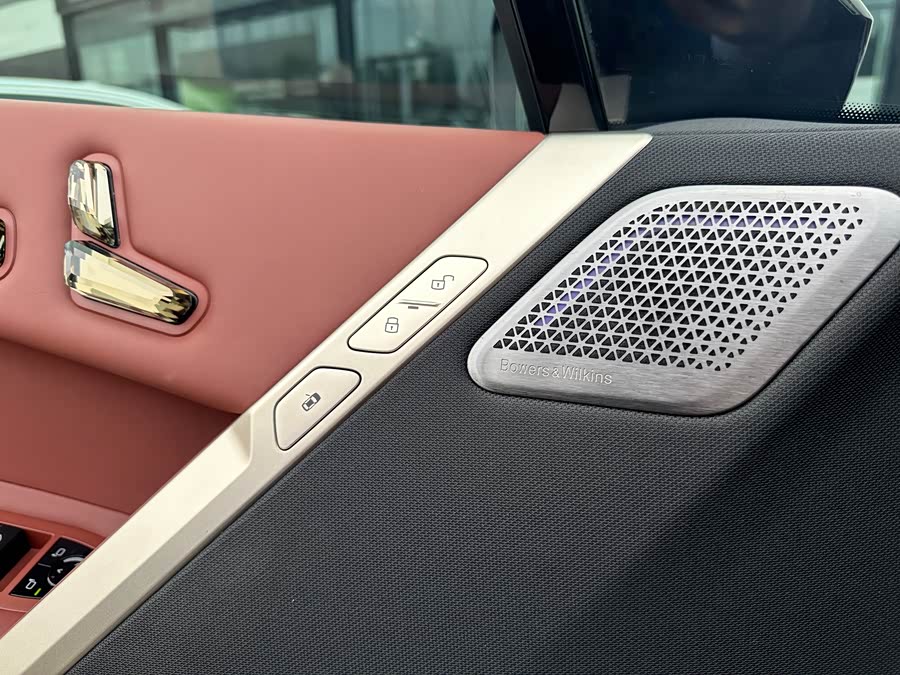 BMW iX M60 2023 car image #7