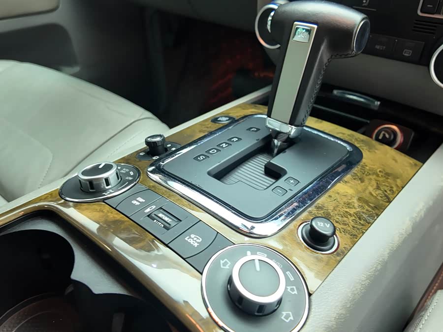 Volkswagen Touareg 2010 immagine di auto #7