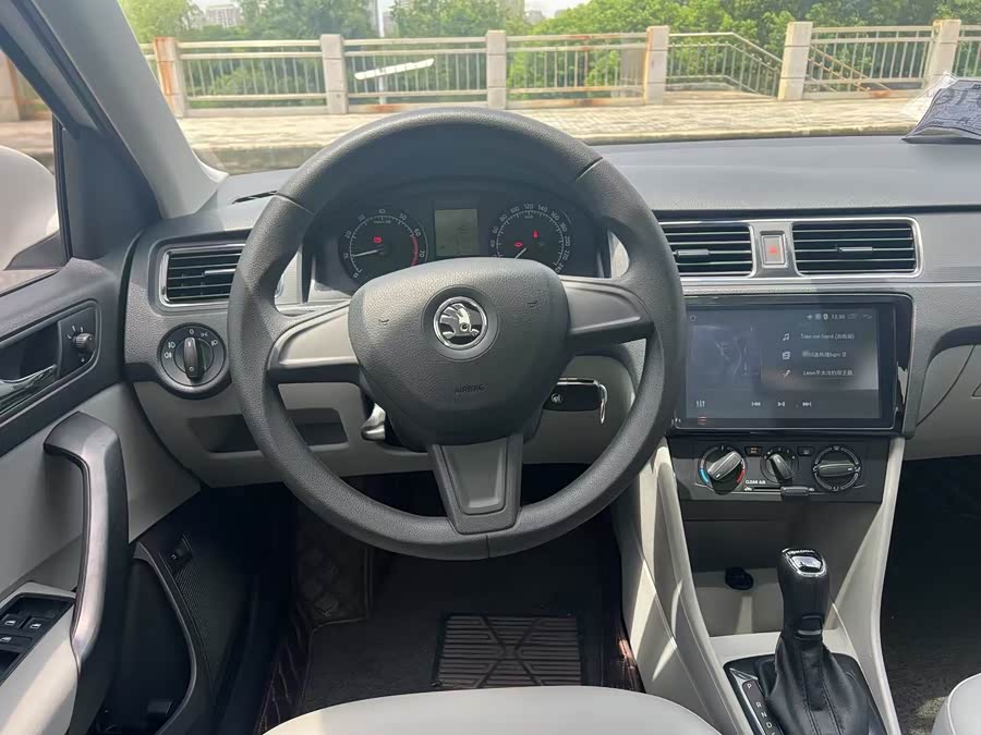 Skoda Rapid 2016 car image #7