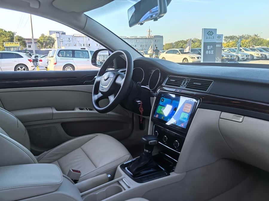 Skoda Superb 2010 car image #7