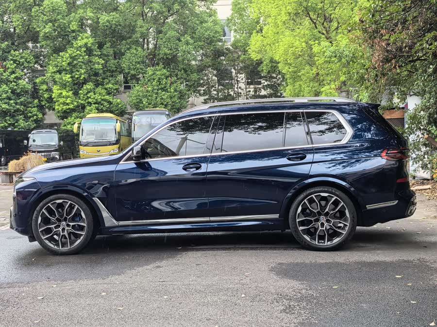 BMW X7 M60i 2023 #7 BMW X7 M60i 2023 car image #7