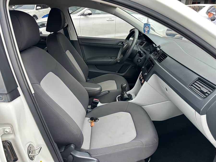 Skoda Rapid 2015 imagen de coche #7