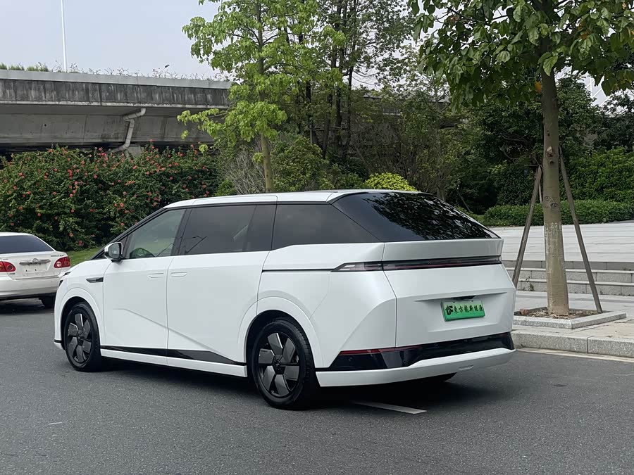 Xpeng X9 2024 صورة سيارة #7