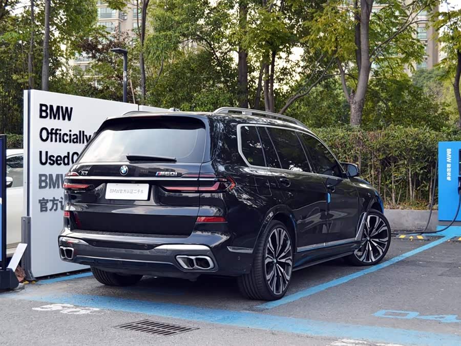 BMW X7 M60i 2023 immagine di auto #7