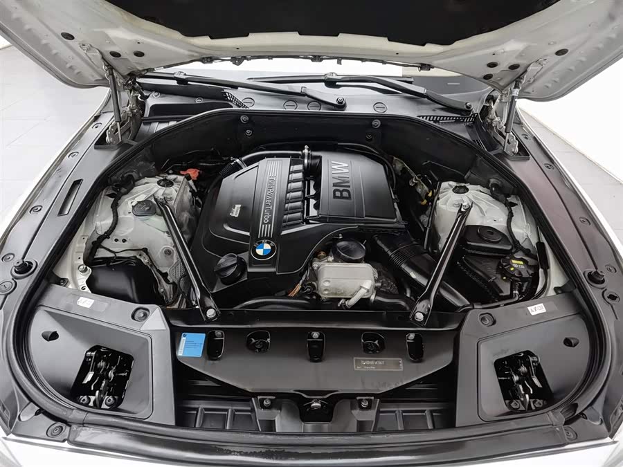 BMW 5 Series GT 2010 صورة سيارة #7