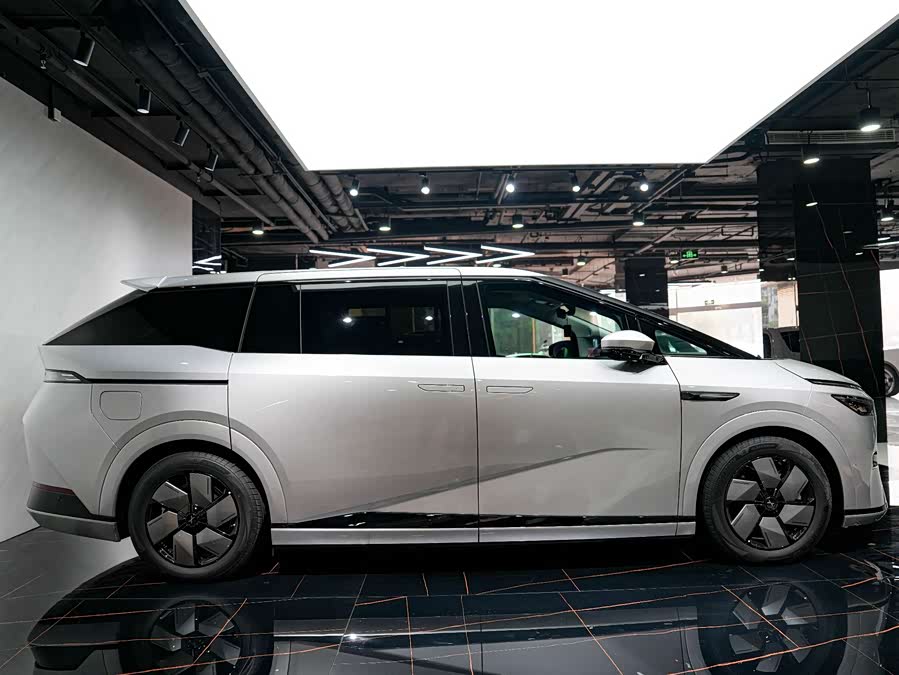 Xpeng X9 2025 صورة سيارة #7