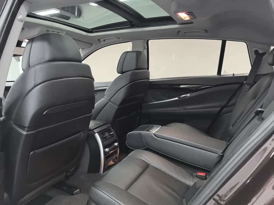 BMW 5 Series GT 2011 immagine di auto #7