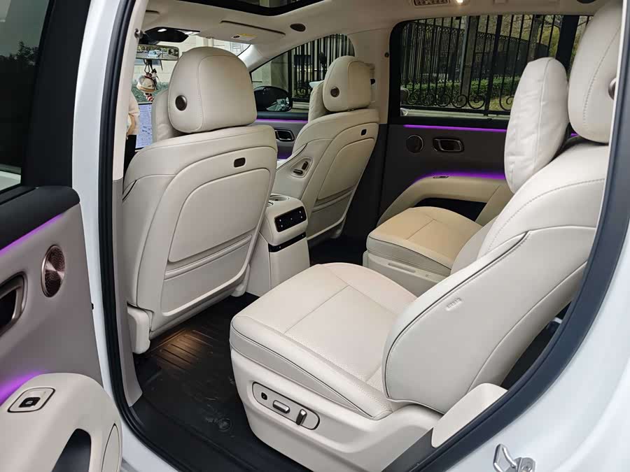 Li i8 2025 image de voiture #7