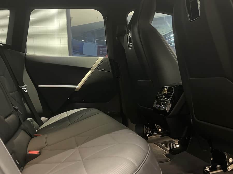 BMW iX 2023 car image #7