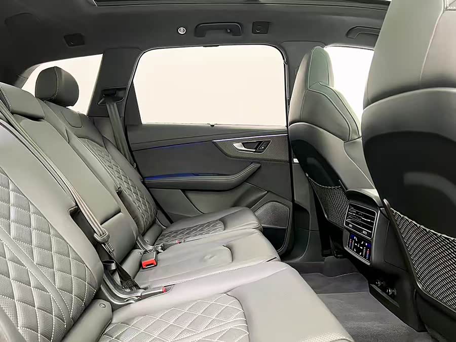 Audi SQ7 2024 car image #7