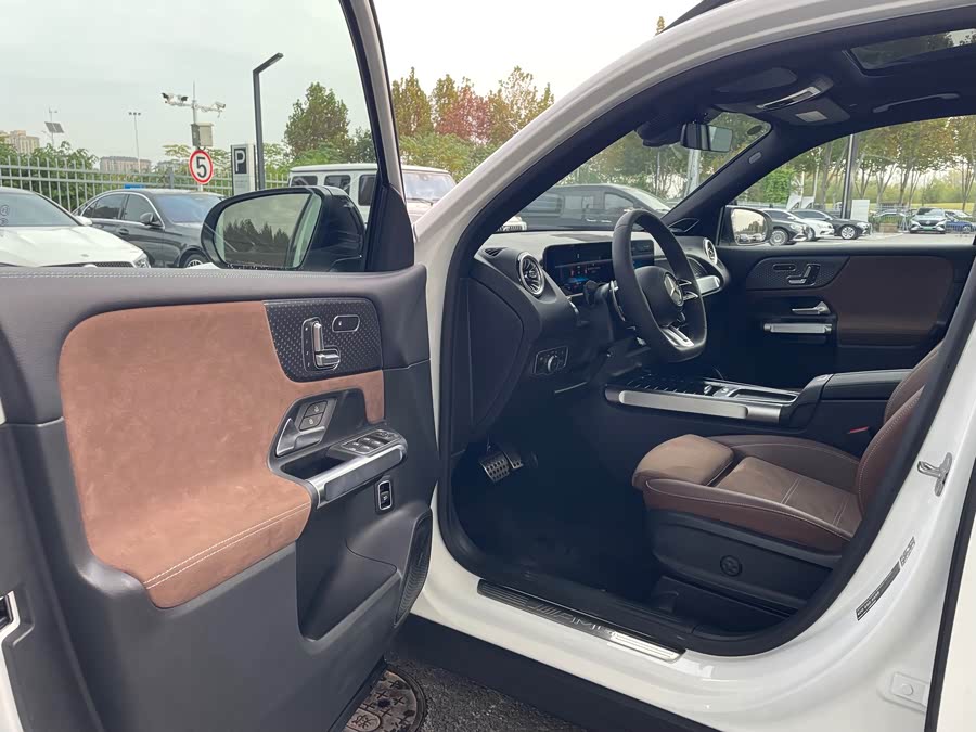 Mercedes-Benz GLB AMG 2025 imagen de coche #7