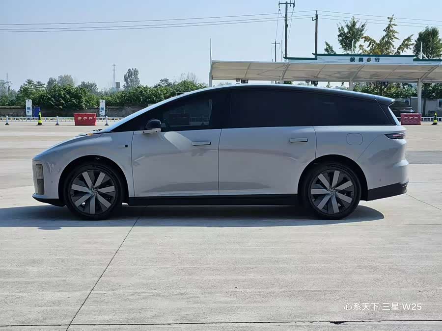 Li i8 2025 image de voiture #7