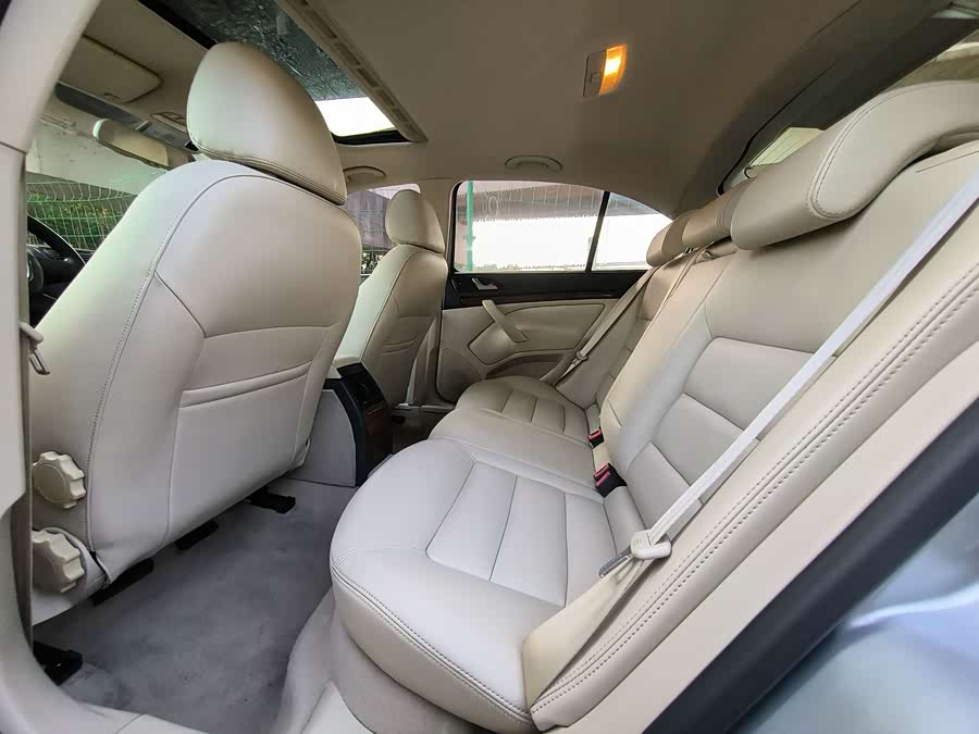 Skoda Octavia 2010 car image #7