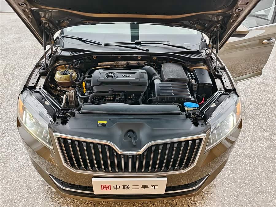 Skoda Superb 2018 car image #7