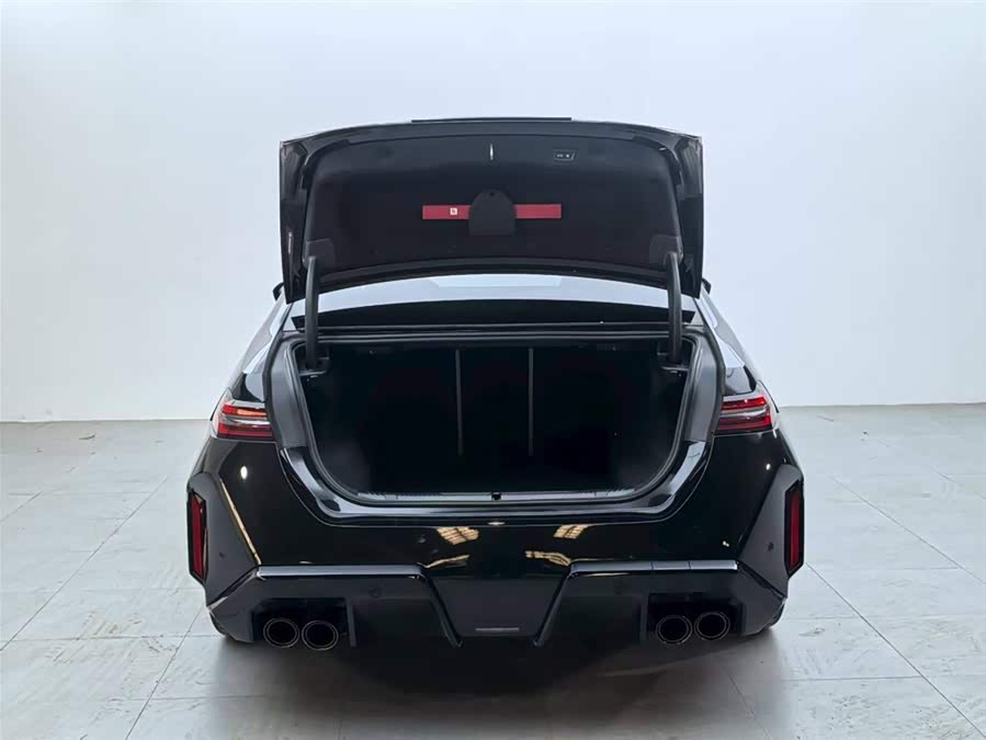 BMW M5 New Energy immagine di auto #7