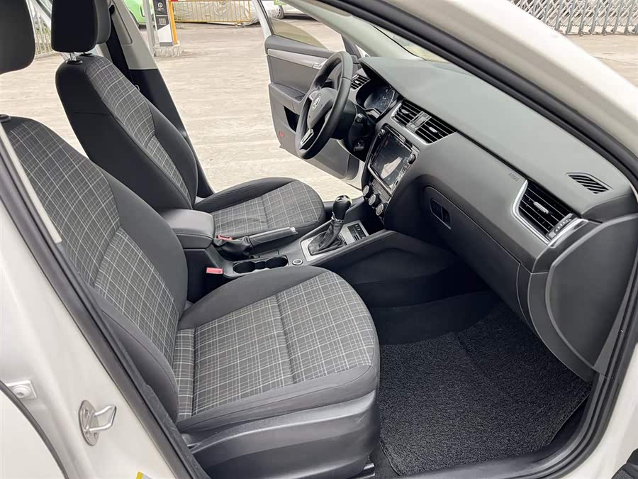 Skoda Octavia 2018 car image #7