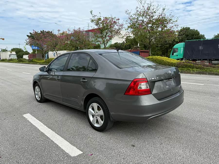Skoda Rapid 2013 car image #7