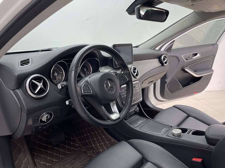Mercedes-Benz GLA Class 2017 car image #7
