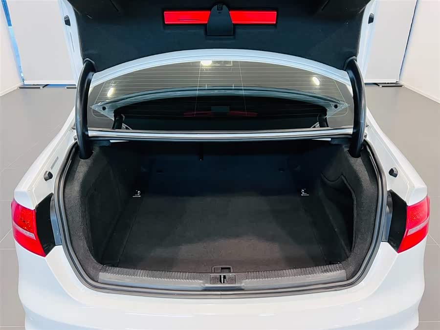 Audi Q3 2019 car image #7