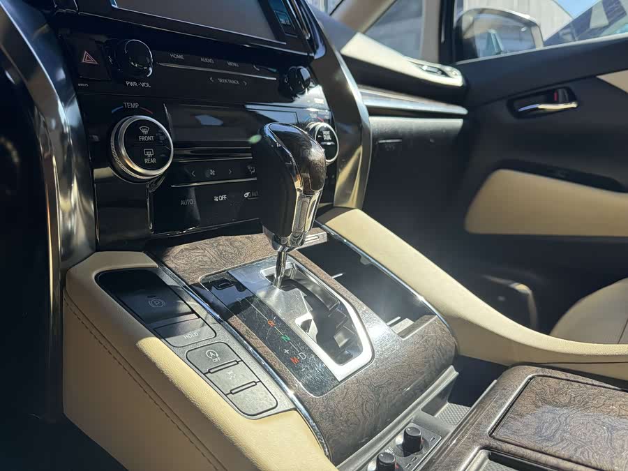 Toyota Alphard 2018 car image #7