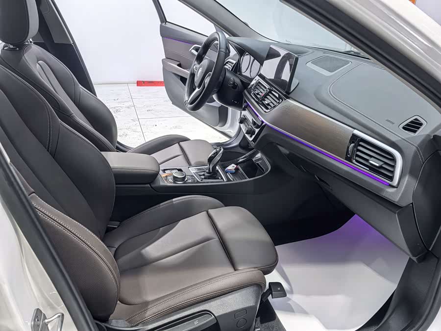 BMW 1 Series 2023 صورة سيارة #7