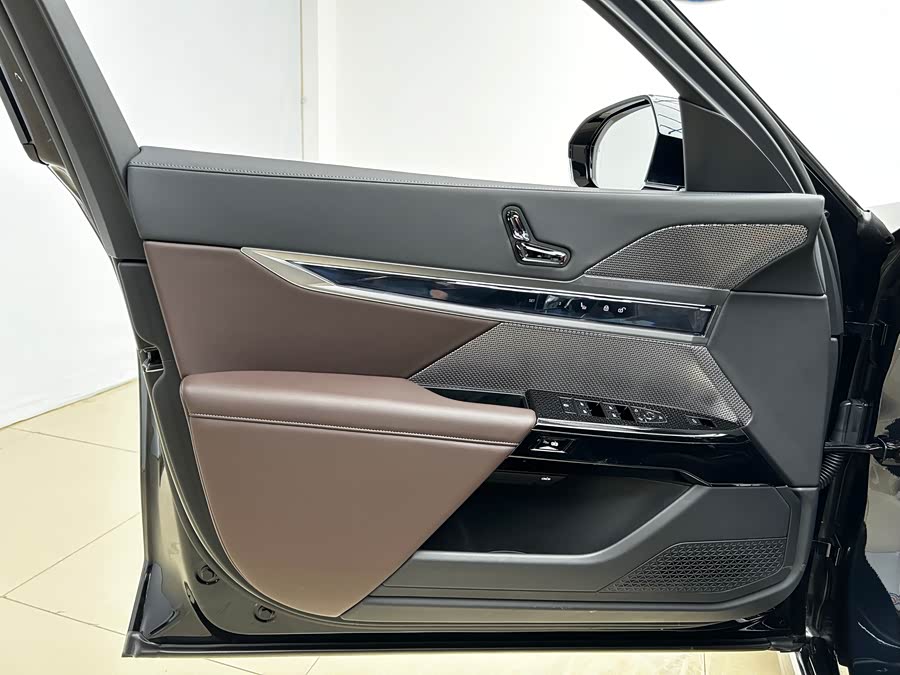 BMW i7 2023 صورة سيارة #7