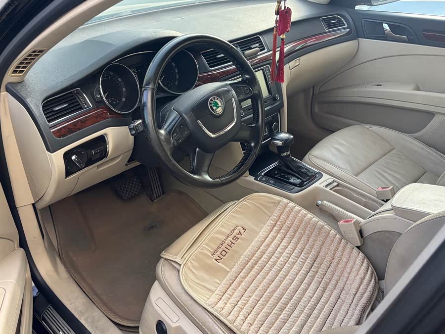 Skoda Superb 2010 car image #7