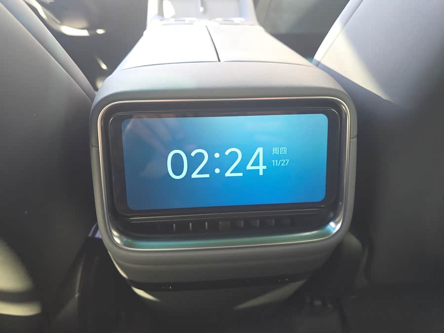 MI YU7 2025 car image #7