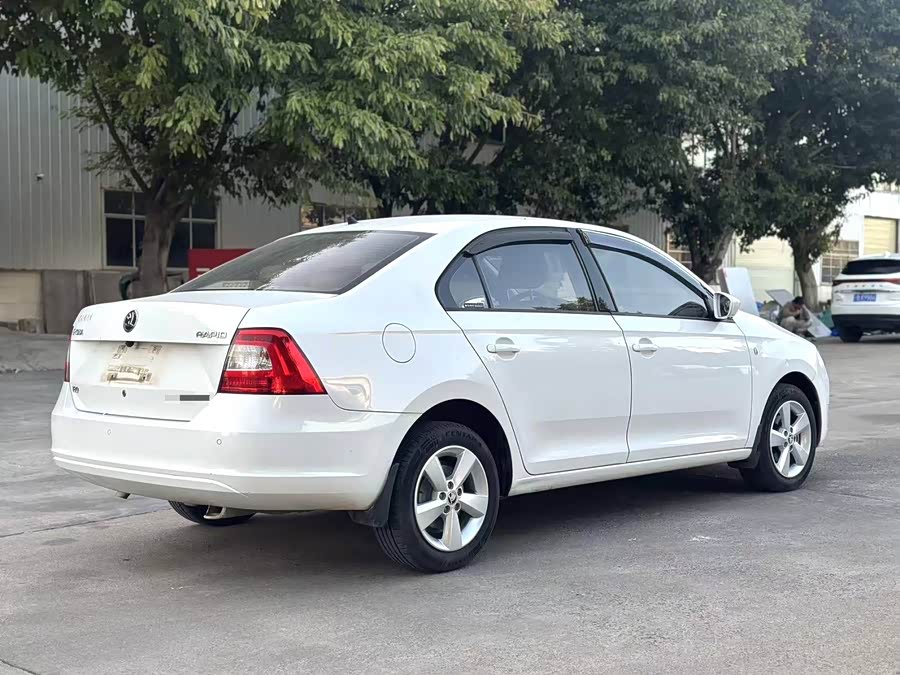 Skoda Rapid 2017 car image #7