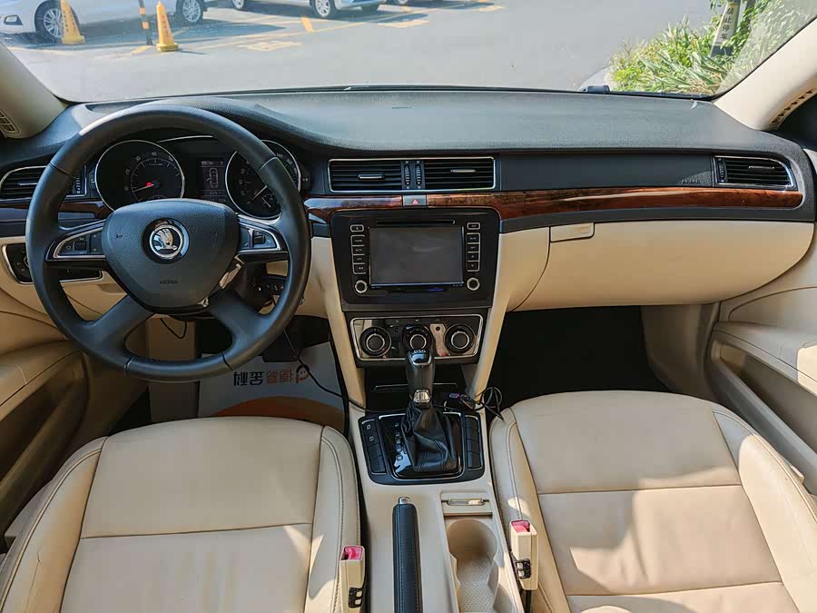 Skoda Superb 2014 car image #7