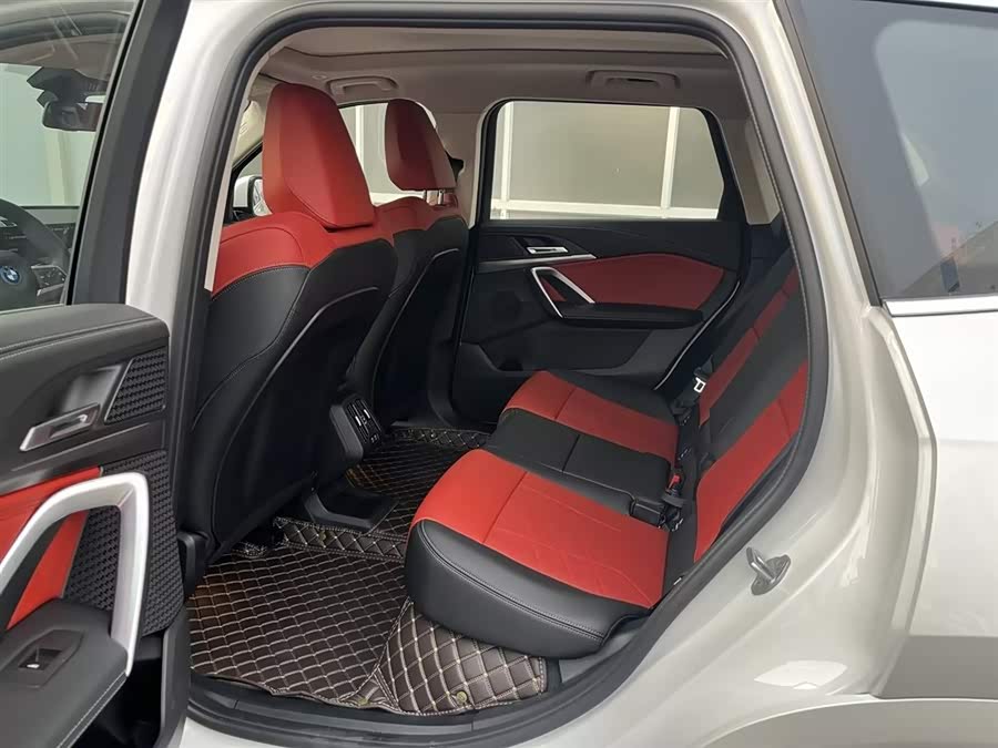 BMW iX1 2025 car image #7