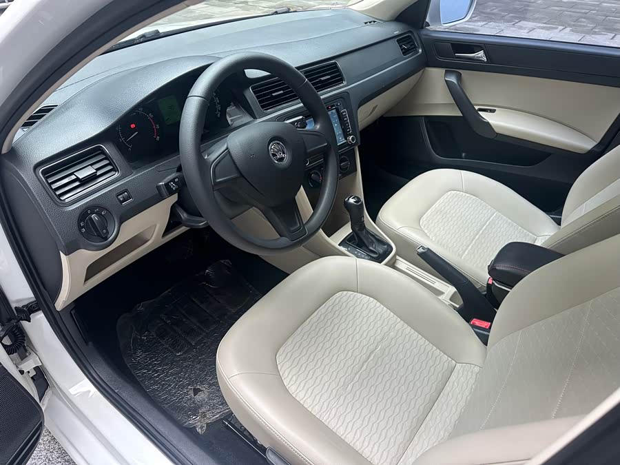 Skoda Rapid 2015 imagen de coche #7
