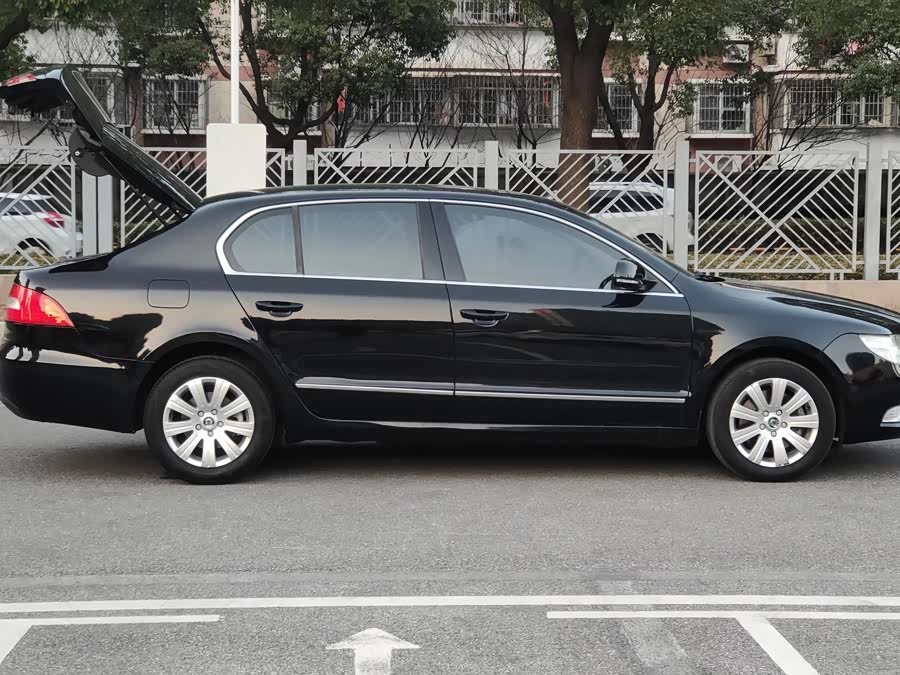 Skoda Superb 2013 car image #7