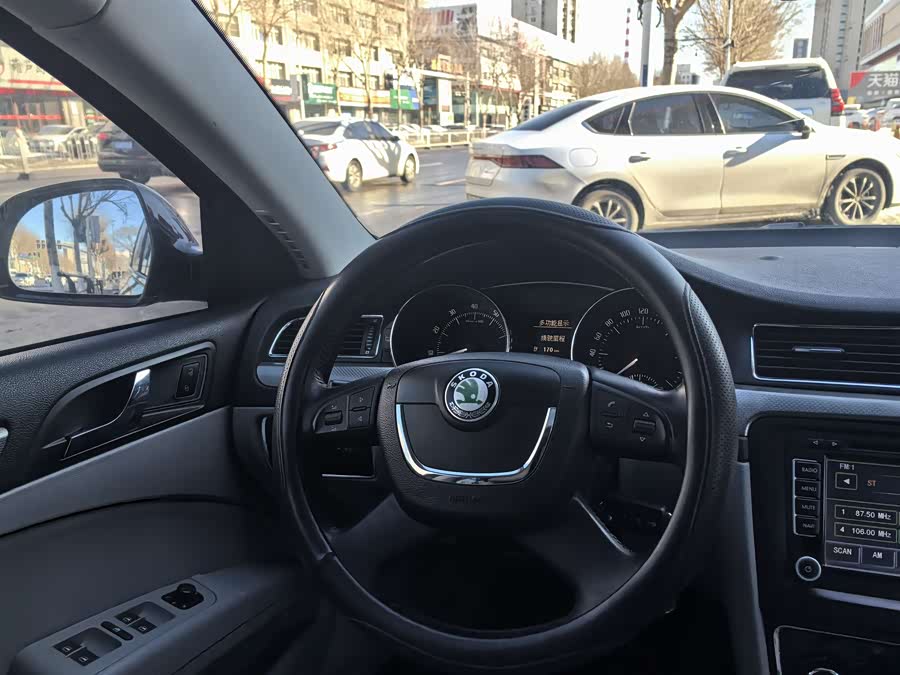 Skoda Superb 2013 car image #7