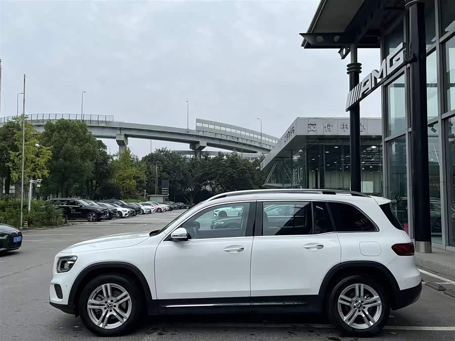 Mercedes-Benz GLB Class 2023 car image #7