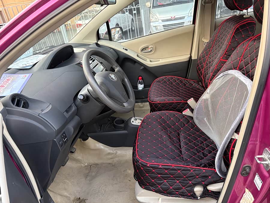 Toyota Yaris 2010 car image #7