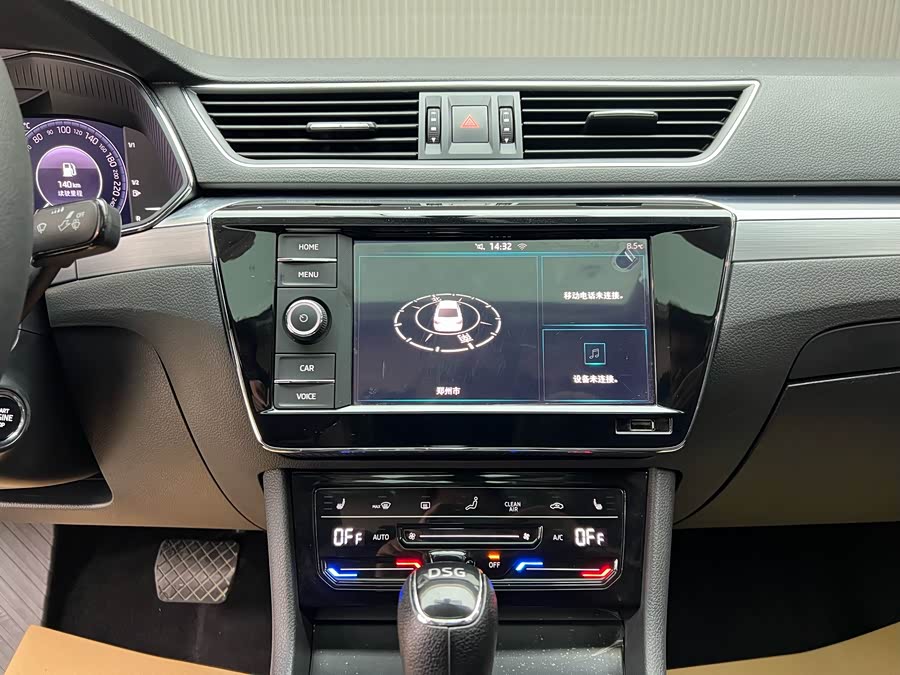 Skoda Superb 2020 car image #7