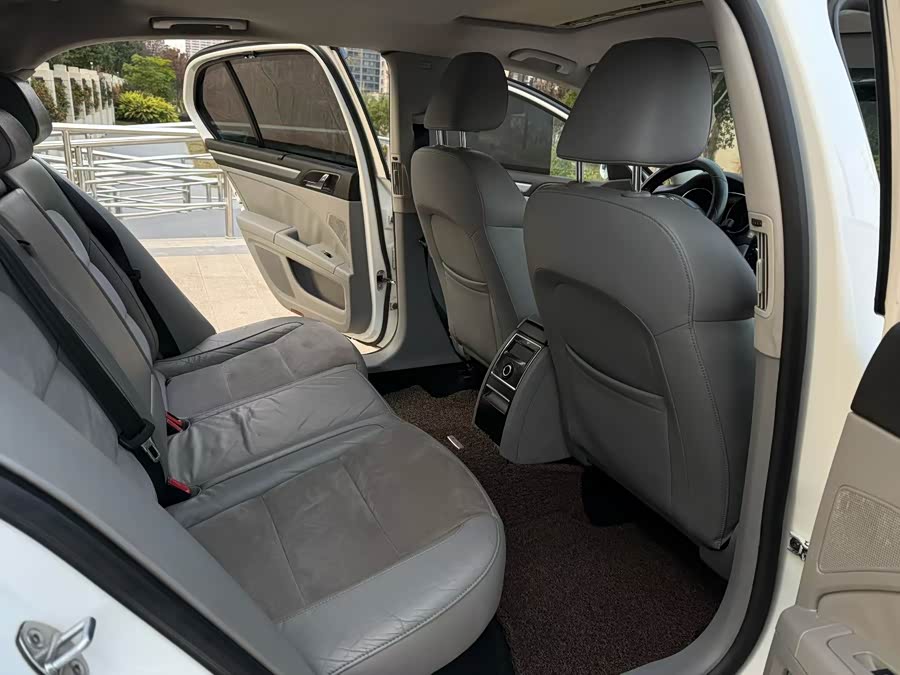 Skoda Superb 2010 car image #7