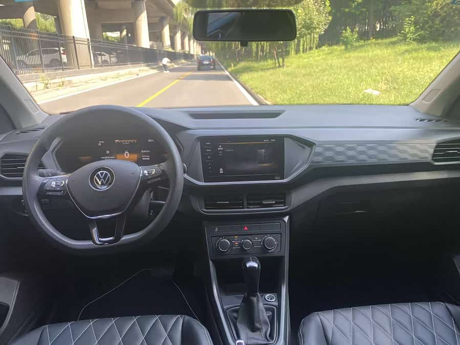 Volkswagen T-Cross 2023 car image #7