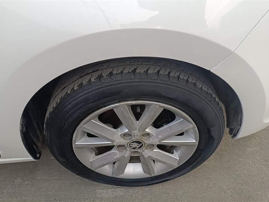 Skoda Rapid 2015 car image #7