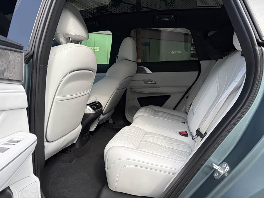 Xpeng G9 2024 car image #7