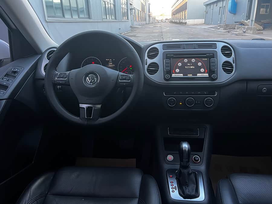 Volkswagen Tiguan 2015 car image #7