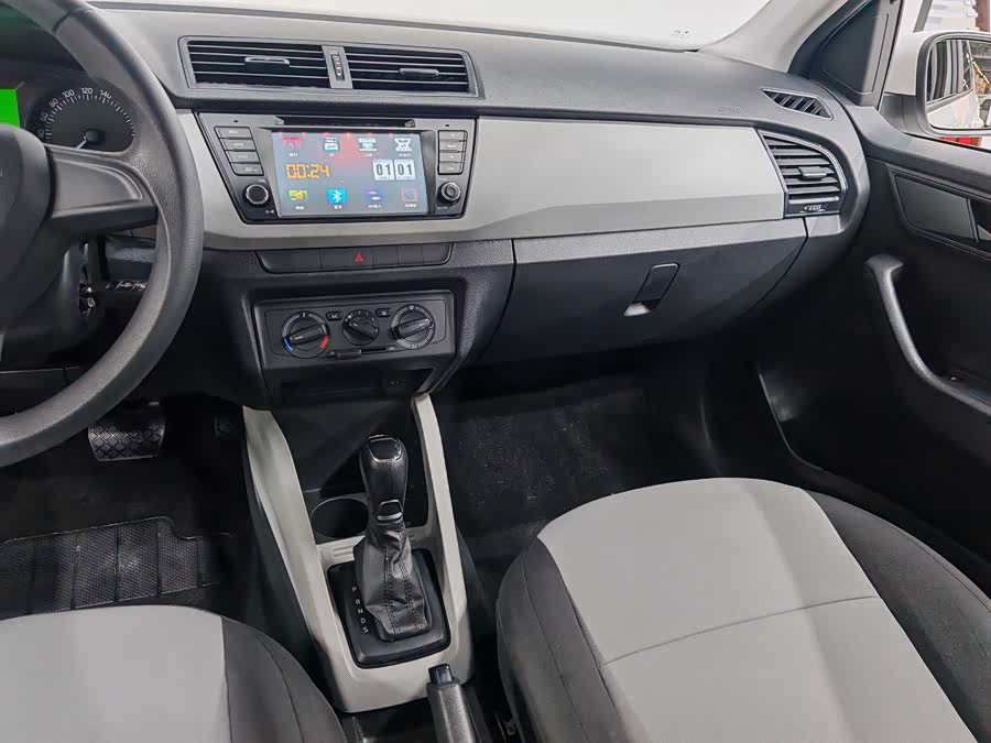 Skoda Fabia 2015 immagine di auto #7