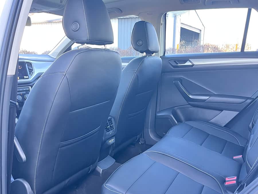 Volkswagen T-Roc 2022 car image #7