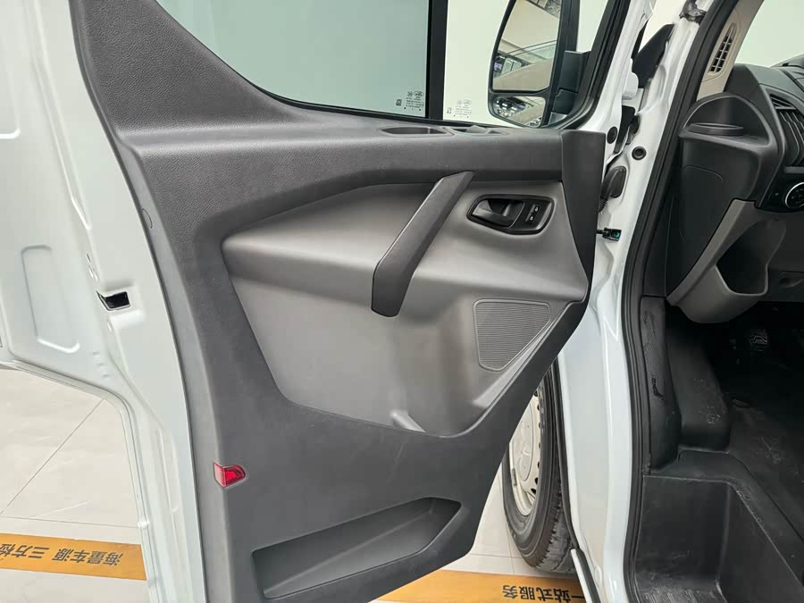 Ford Transit 2022 car image #7