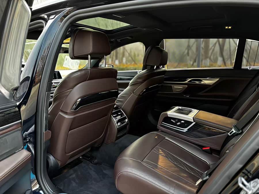 BMW 7 Series 2020 car image #7