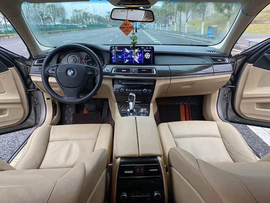 BMW 7 Series 2012 car image #7