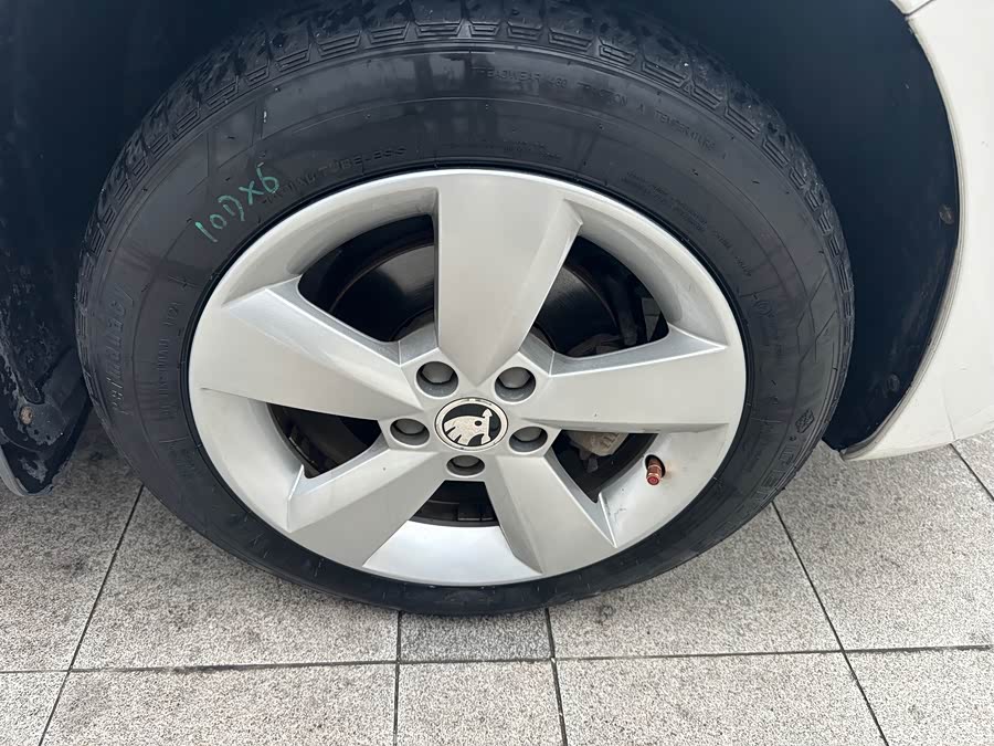 Skoda Rapid 2014 car image #7