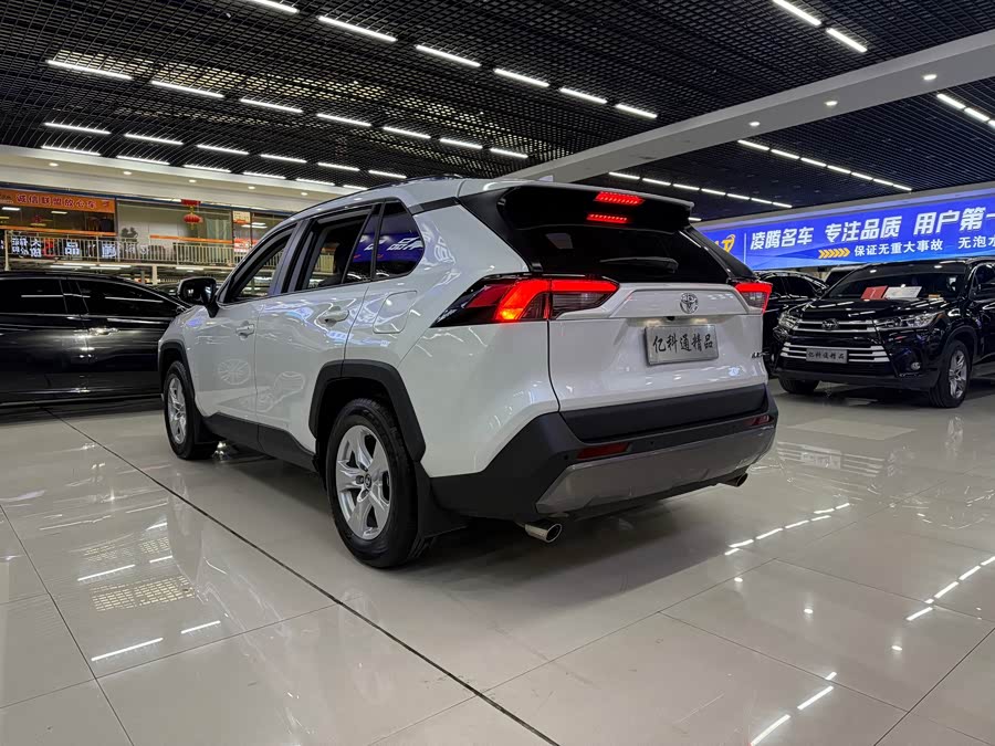 Toyota RAV4 2024 car image #7