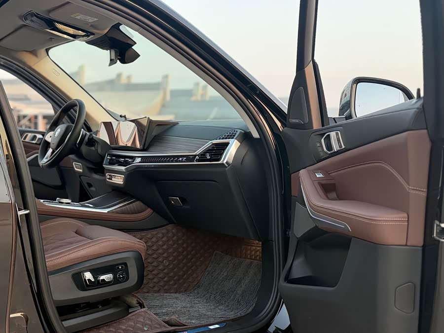 BMW X7 2024 car image #7